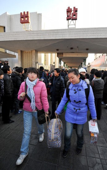 图文:旅客在银川火车站出站