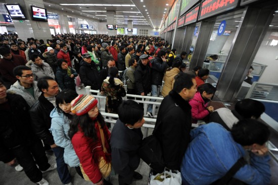 图文:旅客在南京火车站购票大厅排队购票