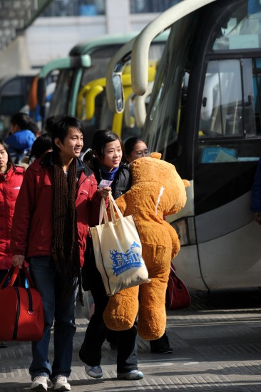 图文:旅客在南京中央门长途汽车站排队上车