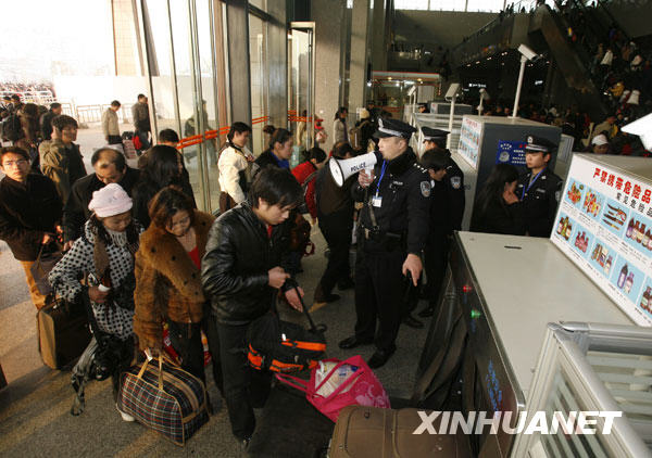 图文:进站旅客在武汉市武昌火车站安检