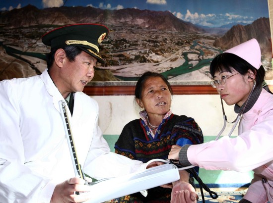 图文:西藏军区总医院院长给一位低保老人看病