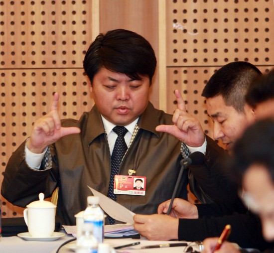 图文:全国政协委员于兵用手语发言