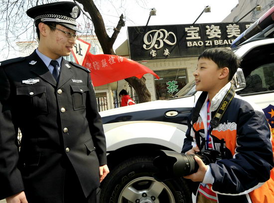 图文小记者李双逸采访两会执勤民警