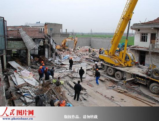 组图:沪宁城际铁路工房发生坍塌事故9死21伤