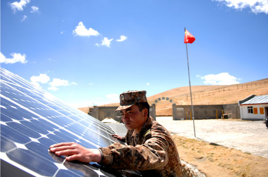 图文:志愿者为边防战士建起太阳能发电设备