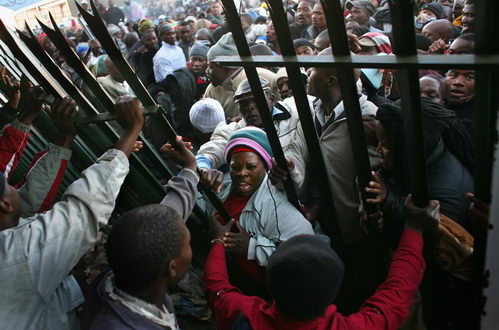 在南非约翰内斯堡,津巴布韦非法移民聚集在政
