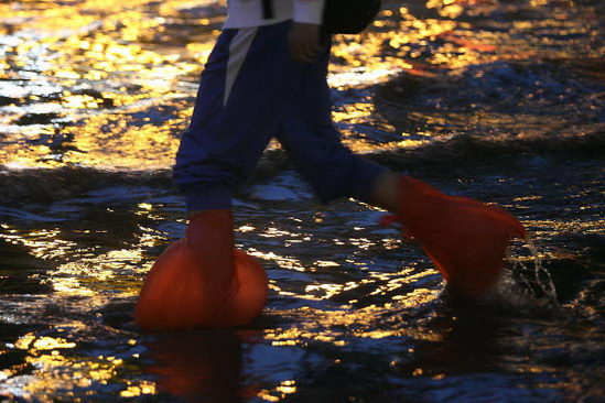 广州遭遇50年一遇暴雨 市区54处被水浸(组图)