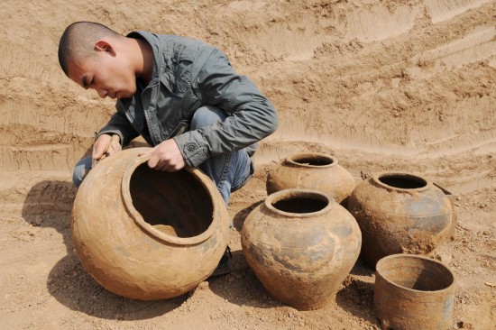 组图:河南焦作古墓群中出土汉代文物