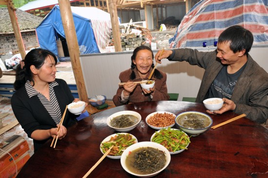 图文:林兴聪和他的妻子岳母一起用餐
