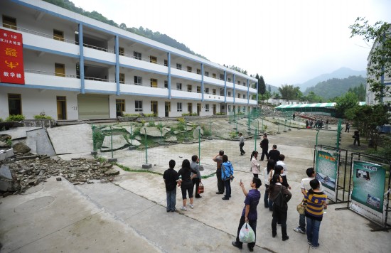 图文:游客在彭州市白鹿镇九年制义务学校参观