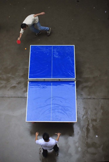 图文:青川中学高三学生在午休时间打乒乓球