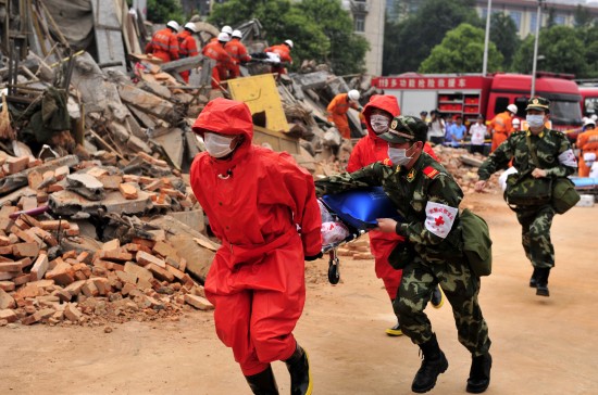 多部门联动模拟"5-12"抗震救灾救援场景的应急演练拉开帷幕