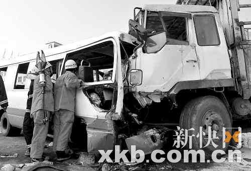 廣州貨車與中巴車相撞1死10傷(組圖)