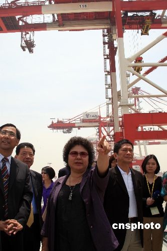 台湾高雄市长陈菊参访上海洋山港(组图)