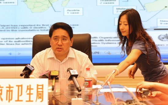 图文:京市疾控中心主任邓瑛介绍情况