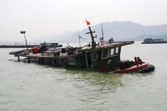 组图:安徽巢湖船队遭大风袭击遇险 24人被困