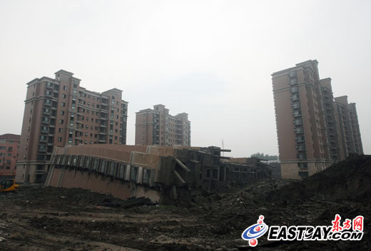 组图:上海13层在建住宅楼整体倒塌