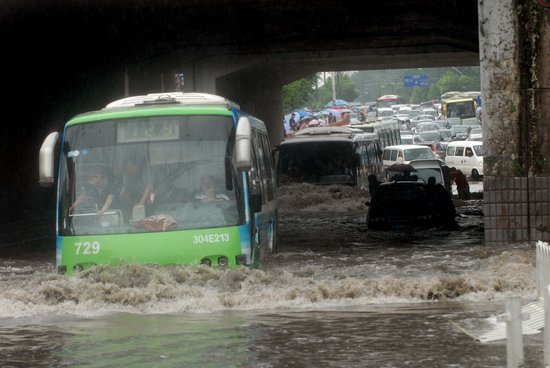 武汉遭27年来最大暴雨突袭全城拥堵(组图)