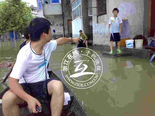 浙江瓶窑镇炸开东苕溪江堤泄洪(组图)