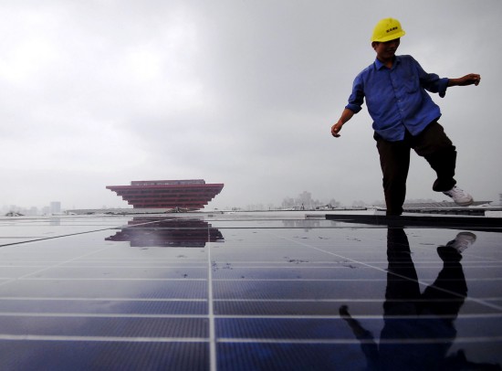组图:国内最大单体太阳能屋面亮相上海