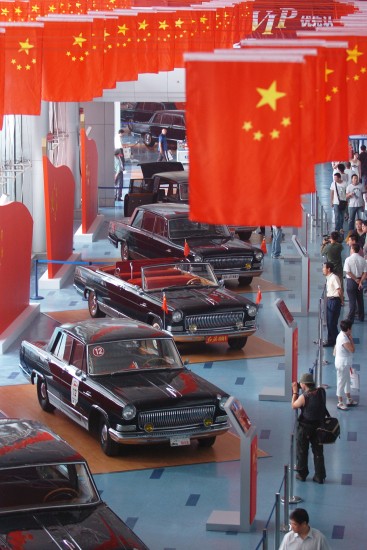 观众在第五届中国长春国际汽车博览会上观看参加展出的老式红旗车