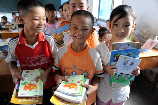 图文:新学期江西樟树小学生领到免费教科书