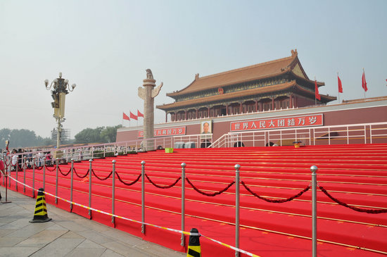 组图：天安门金水桥铺设红地毯迎国庆