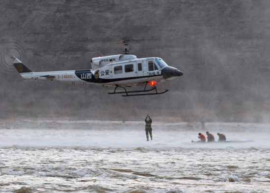 组图：山西直升机营救被困黄河礁石勘探队员