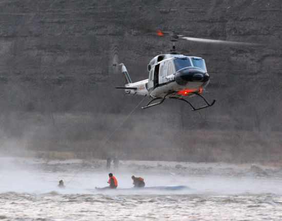 组图：山西直升机营救被困黄河礁石勘探队员