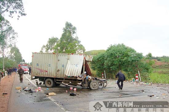 广西南北二级公路发生车祸3人身亡(组图)