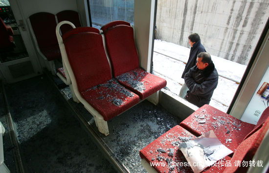 吉林轻轨客车与救援车追尾致46人受伤(组图)