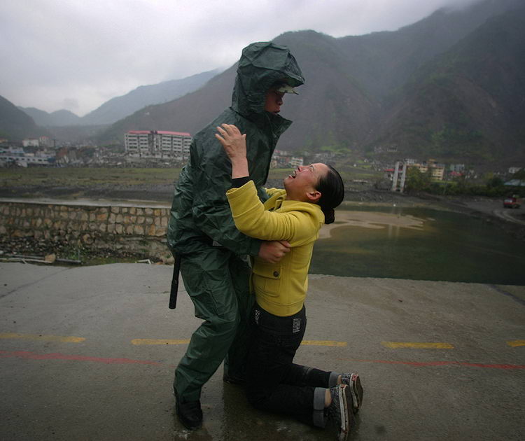 图文:灾民央求武警放行