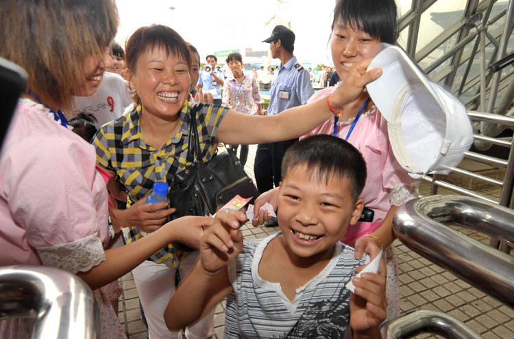 图文:男孩与妈妈一起排队走进世界之窗公园
