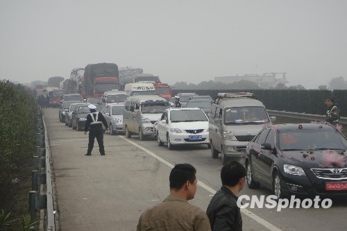 组图：湖南湘潭发生38辆车连环相撞致3人死亡