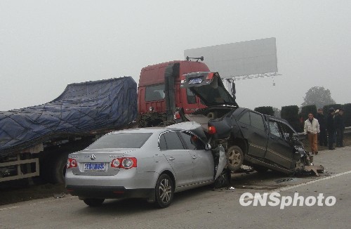 组图：湖南湘潭发生38辆车连环相撞致3人死亡