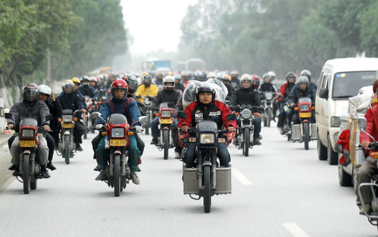 珠三角10万农民工组队骑摩托车返乡(组图)