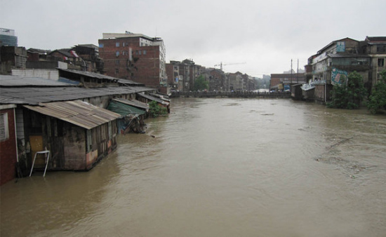 2010年5月13日,湖南省涟源市蓝田镇涟水河的洪水上涨,围困许多群众