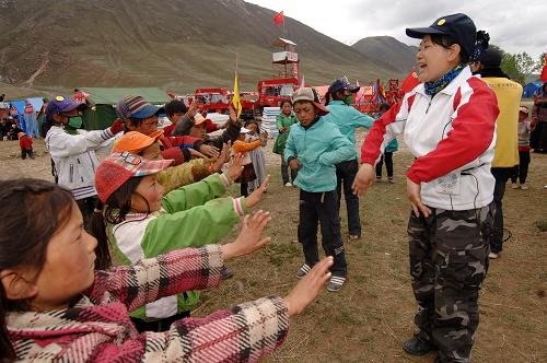 组图:玉树灾区儿童放飞梦想