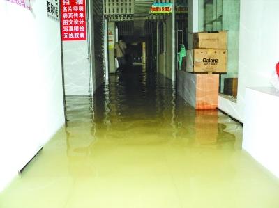合肥降雨不足半小时积水过膝部分校舍被淹(图)