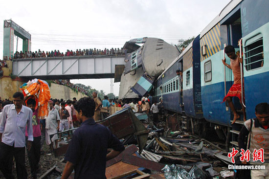 印度东部列车相撞事故死亡人数升至56人(图)
