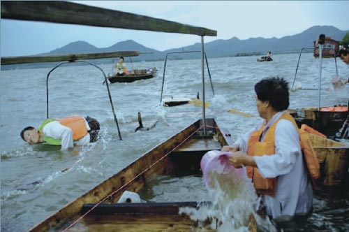 杭州遭遇狂风暴雨西湖掀大浪打翻手划船(图)