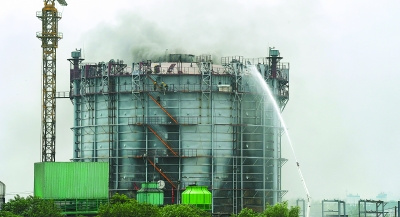 安徽合肥一家公司在建储气罐突发大火(组图)