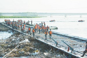 松花江沿途已成功打捞化工原料桶2978个(组图)