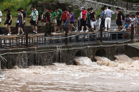 北京密云大雨致景点石桥被淹300人被困(组图)