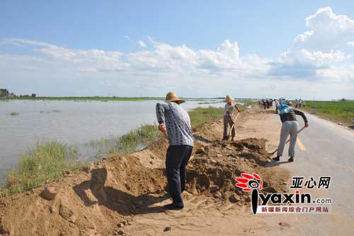 新疆玛纳斯河沿岸3.4万余亩土地遭洪灾(组图)(2)