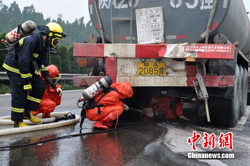 京昆高速车祸造成硫酸泄漏上千车辆滞留(图)