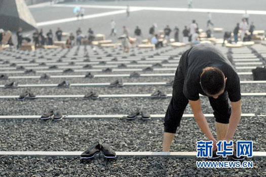 南京摆放6830双布鞋纪念在日遇害中国劳工(图)