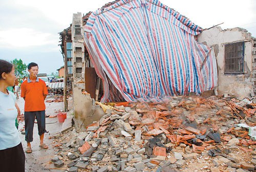 江西新建县遭12级大风袭击3人死亡(图)