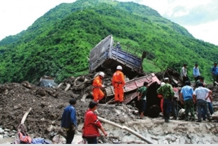 云南贡山泥石流致2人死亡90人失踪(组图)