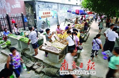 广州近万名城管上街劝导流动商贩(组图)